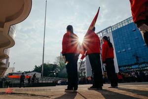 柳州商校住训教官团队指导学生进行升旗仪式