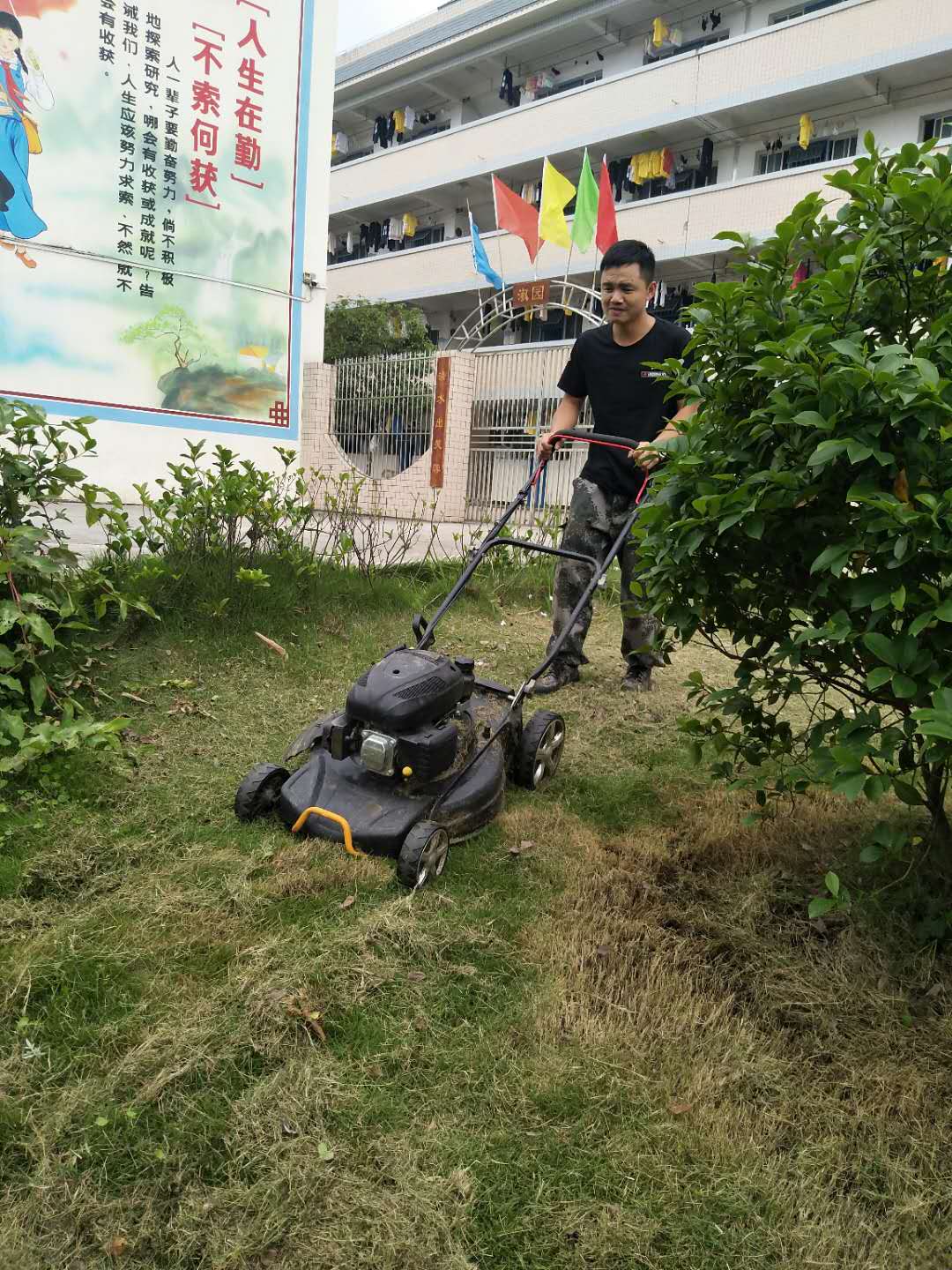 荔城中学驻校军事教员参与校园建设